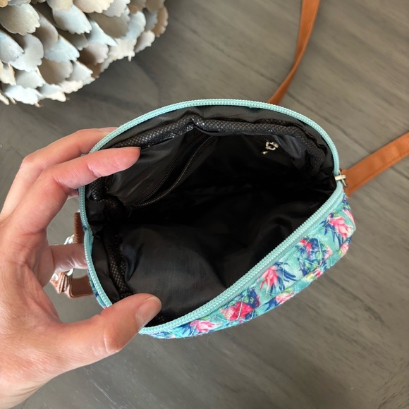 Stone Mountain crossbody- like new - Picture 3 of 3